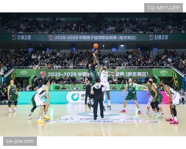 广发银行深圳分行联合中国人寿在CBA赛场打造-品牌互动区-，金融消保宣传融入观赛体验